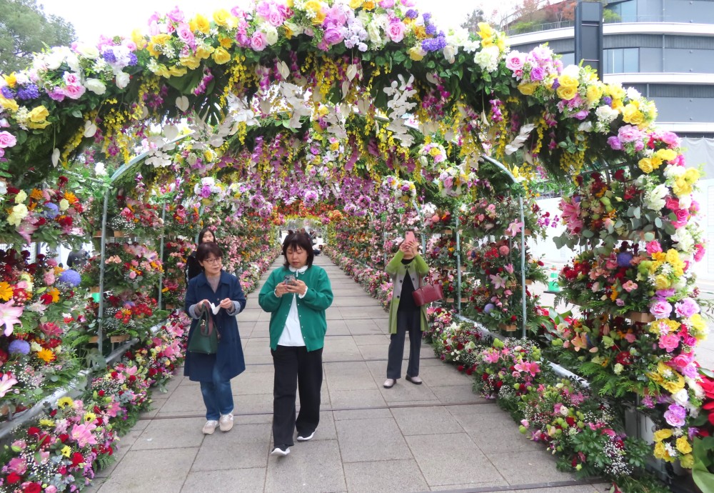 花畑町の花トンネルと観光客・・」・・くまもと花博覧会・賑わう