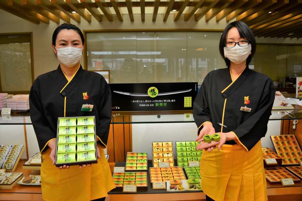 県産抹茶を使った緑色の陣太鼓・・・お菓子の香梅｜くま経 フォト
