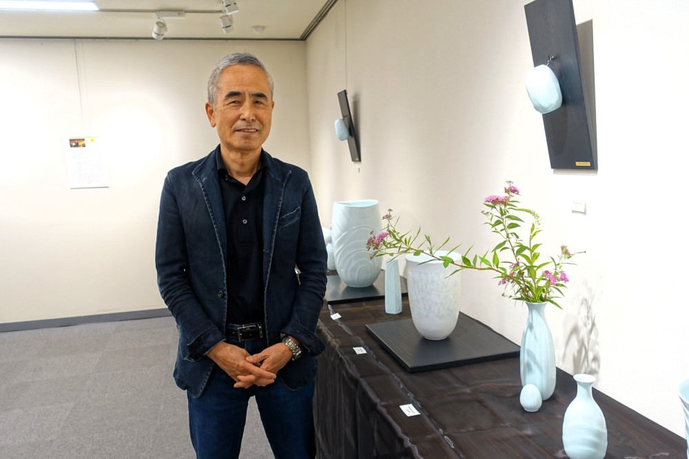 青白磁・白磁の作品100点を展示・・・悠斗窯主宰の久保田氏