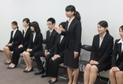 �u�Ј��̊F����̖��O���o���Ă����E�v�ƌ�鏗�w��