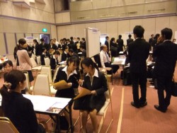 ��250�l�̊w�����Q������9���A�E�Z�~�i�[