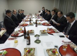 16�l���o�Ȃ��A�ӌ��������������k��̉��