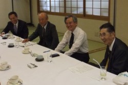 ���[���A���݂��Ɍ��킵�A�Ί�̎R�{���_��i�E�j��