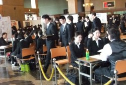 ��400�l�̑�w�����l�ߊ|�����A�E�Z�~�i�[���