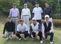 �����̏t�̃S���t��ɎQ������8�l�̃����o�[