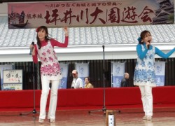 ��ʉ����݉��Łu�t�v�̉̂��̂��c�n�x�n�g��2�l