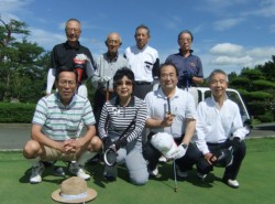 ���̒J��̗��ɎQ������8�l�̃����o�[