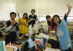 �z�[�N�X�̃V���c�𒅂āh���Z�h����c��4���̃����o�[