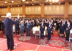 600�l�̌o�ϐl��O�Ɋ��t�̉��������闘���