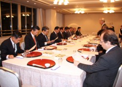 ��ƌo�c�҂�20�l���o�Ȃ����o�ύ��k��̉��