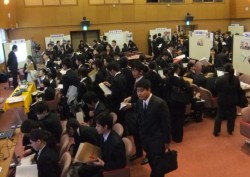 �e��Ƃ̃u�[�X�ɑ��X�Ƌl�ߊ|����w������