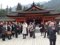 �c�̋q�ȂǊό��q�œ��키�����_�Ёi�L���j