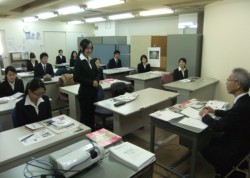 14�l�̊w�����Q��������1���А�����̉��