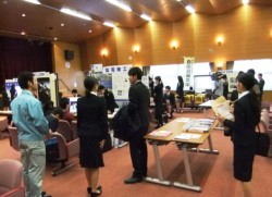 ���܂��ƌo�ρE4���A�E�Z�~�i�[�̉��