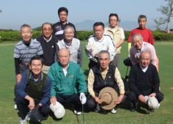 �L�u�̉�̃S���t��ɎQ������12�l�̃����o�[