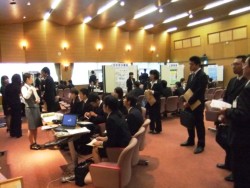 ���܂��ƌo��5���A�E�Z�~�i�[�̉��