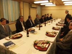 16�l�̃����o�[���o�Ȃ����F�{�̌o�ϐl���k��