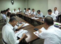 �S���ňӌ�����������u���܂��ƌo�ρv���ȉ�c