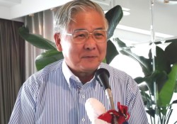 �F�{�L���j�X�N���u���ň��A���鐴�d���O�w��