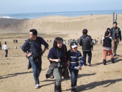 �ό��q�ȂǑ吨�̐l�œ��키���捻�u