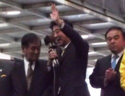 �X��Ԃ̏ォ����U����{�W�O�����}����