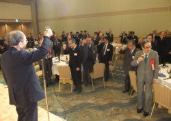 ��엝�����̉����Ŋ��t���闼���F��̃����o�[