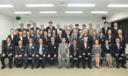 �L�O�B�e�ɔ[�܂�F�{�E�e�r�̃L���j�X�����o�[