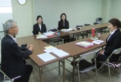 ��������u��Е��j�v�̐����𕷂��V���Ј�3�l