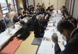 �i���O�(�E)�̉����Ŋ��t����L���j�X���