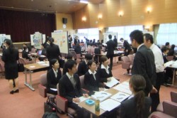 220�l�̊w�������ꂵ���u4���A�E�Z�~�i�[�v