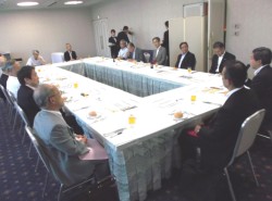 16�l���o�Ȃ����ًƎ�𗬉�u��������v