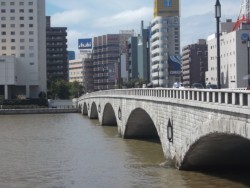 �M�Z��ɉ˂����ݑ㋴�ƐV���s���S���̃r���Q