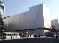 �ۈ�O���[�v���i�o���鋌�����X�֋�(���͔����w)