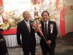 �ʐ^�ɔ[�܂�Έ䒼�d�ʎВ��ƈɓ��p��F���В�