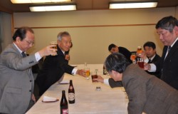 �u���邢�V�N�v���j���Ċ��t���邭�܂��ƌo�ς̊����Ј�