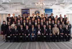 �L�O�̏W���ʐ^�ɔ[�܂�L���j�X�N���u�̃����o�[