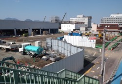 ���ݐi�ށu��߃^�E����]�v��u�P�[�Y�f���L�v�Ȃǂ̓X��