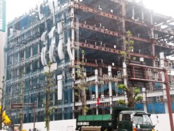 �F�{�s�������̋��{�X�Ւn�Ɍ��ݒ��̐V�{�X�r��