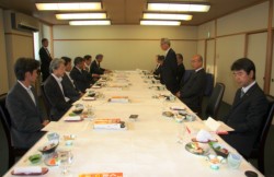 ���܂��ƌo�ς̌o�ϐl���k��ň��A���鏼��(�E)