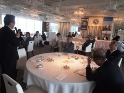 �����l��l���ߋ����q�ׂ��F�{�L���j�X�̗��