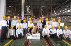 �����ԗ����ŋL�O�ʐ^�Ɏ��܂�F�{�L���j�X���