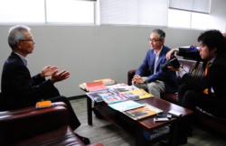 �ЋˎВ���̃C���^�r���[���󂯂�f�W�J���E����(��)