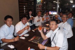 �r�[������Ŋ��t����ӂ������o�ς̊����Ј�(9�l)