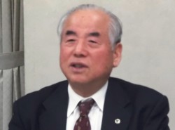 ���t�̉����̑O�Ɉ��A�����i����