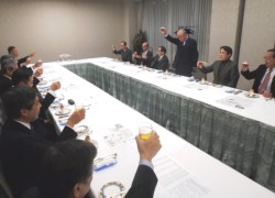 ��i�����̉����Ŋ��t����17�l�̃����o�[