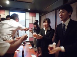 �����オ���āA�����Ј���ƃO���X�����킹������