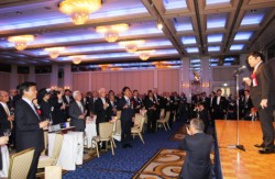 �ʖ؃^�}�z�[���В��̉����Ŋ��t����570�l�̏o�Ȏ�