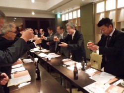 �䐯�L�ꗝ���̉����Ŋ��t����o�ύ��k��̃����o�[