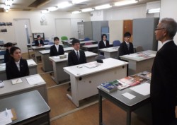 �f�W�J���E����(�)�̐����𒮂��w������