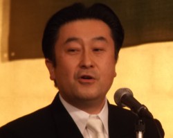 �u���A��55���N�A���ӂ̎v���ň�t�v�ƕx�i�N���В�